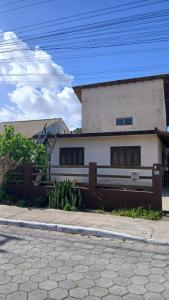 casa na Reserva Nacional do Surf com trilha na rua e entrada compartilhada
