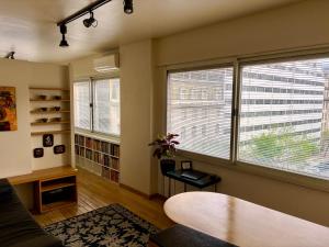 Estilo y Comodidad en Av Corrientes, departamento con cochera para autos