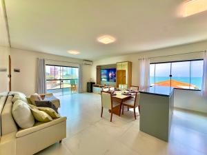 Apartamento Amplo com Vista Mar e Churrasqueira a 50m da Praia em Barra Velha