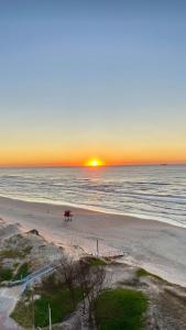 Aconchegante cobertura de frente para o mar