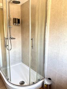 Modern 2 Bedroom First Floor Apartment, Free Parking, Woking