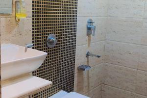 Hotel Suite inn Residency Near Kokilaben Dhirubhai Ambani Hospital Andheri West Mumbai