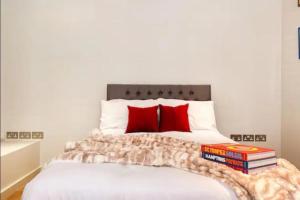 3 Bed Apartment Sleeps 6 - Pet-Friendly Wi-Fi