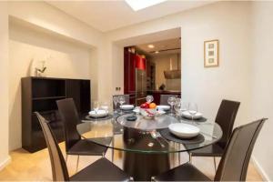 3 Bed Apartment Sleeps 6 - Pet-Friendly Wi-Fi