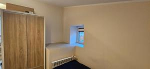 Przytulny pokój jednoosobowy ze wspólną łazienką i kuchnią