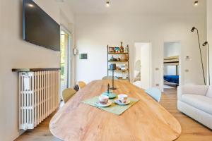 Lakefront apartment with terrace near Como