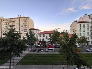 Appartement moderne 3 pièces climatisé avec balcon, plage à 2 min
