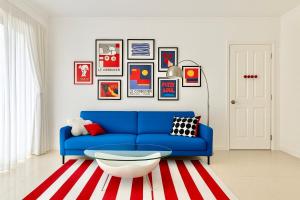 Unique Pop Art Decor 1 Bedroom Apartment - Garden, Pool & Beach Retreat