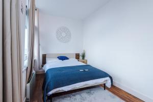 2BR City Heights Apt Sleeps 7 Parking & WiFi