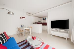 Unique Pop Art Decor 1 Bedroom Apartment - Garden, Pool & Beach Retreat