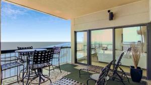 1403 Ocean Club by AvantStay Beach Home w Great Kitchen Easy Beach Access