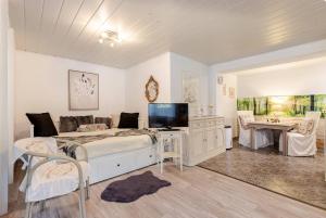 Große Helle Wohnung am Wald in Bad Saarow Nahe Grünheide und Berlin Souterrain