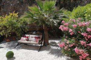 2 Bed House Sleeps 4 - Pool Sea Views Parking