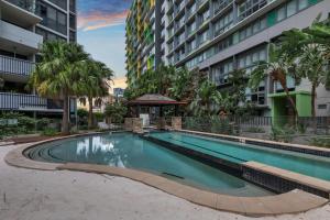 Modern 2BR Apt City Views and Resort Style Living