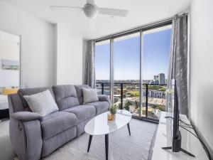 Modern 2BR Apt City Views and Resort Style Living