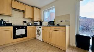 Liverpool Huntscross Home from Home Sleeps 4 Free Parking Pass the Keys