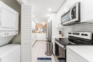 Boca Intercoastal Stay by Aureum, Pool, Gym, Walk to Beach