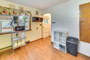 Walk to Restaurant and Bar Home with Deck in Gary