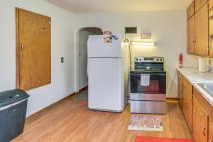 Walk to Restaurant and Bar Home with Deck in Gary