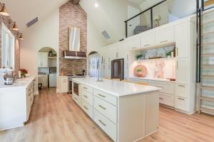Walk to Shops and Winery! Stylish Dtwn Ovilla Home