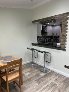 Charming Aldershot Home - Free Parking