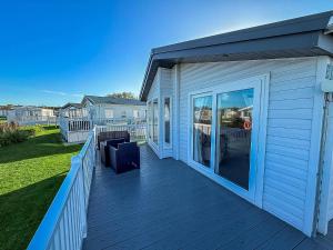 Beautiful Lodge With Decking In Hunstanton At Manor Park Ref 23195K