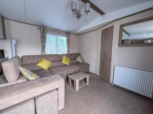 Lovely Caravan With Decking At Manor Park In Hunstanton Ref 23091T