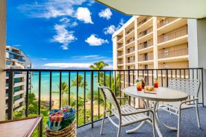 Oceanfront Kahana Condo Ocean View, Beachfront, Pool & Sleeps 4, Walkable Area