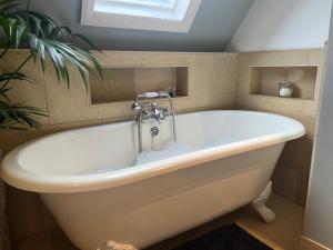 Cottage c1790, Superb central Witney, free parking