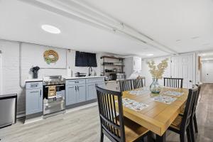 Airport Haven - Cozy 2BR Apt 5 Min Away