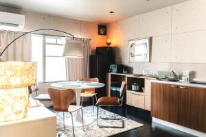 Vinyl Stay - spacious local experience