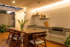 Stylish Tropical Villa 2 Br , Canggu , 400m To Finn Beach
