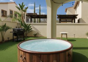 Private Villa in Cabo with Garden, Hot Tub & Medano Beach just 10 min away - Vily, Cabo San Lucas