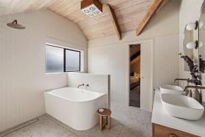 Pepperstone Retreat - Newly Renovated 5BR Home!