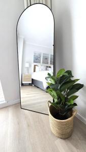 Pachena Place - 600m to Beach, King Bed, Free Fibre Wifi, 2 x Smart TVs, Patio & BBQ