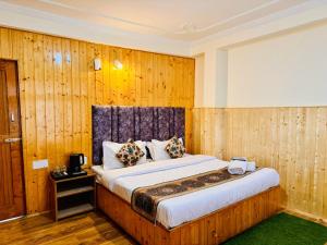 New Suraj Inn - Nestled near Hidimba Temple ! Rooftop Cafe With Hampta View ! Private Parking