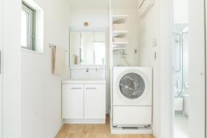 Newly Built Villa Guesthouse Asakusa, Akihabara, Ginza, Ueno, Tokyo Airport Accessible Muji-Style 2xSeparate Vanity Counters 2xSmart toilets