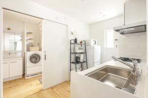 Newly Built Villa Guesthouse Asakusa, Akihabara, Ginza, Ueno, Tokyo Airport Accessible Muji-Style 2xSeparate Vanity Counters 2xSmart toilets