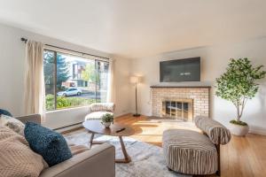 Pet-friendly 4BR Seattle Retreat with Fenced Yard