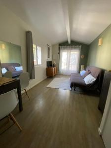 Studio indépendant dans propriété campagne Aixoise terrasse et piscine période estivale