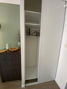 Studio indépendant dans propriété campagne Aixoise terrasse et piscine période estivale