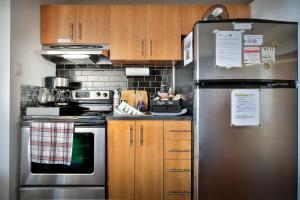 Beautiful APARTMENT - GORGEOUS VIEW of the city - 7 MINUTE WALK TO METRO - SELF CHECK IN