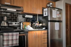 Beautiful APARTMENT - GORGEOUS VIEW of the city - 7 MINUTE WALK TO METRO - SELF CHECK IN