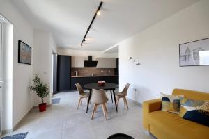 St Pauls Apt Distant SeaViews