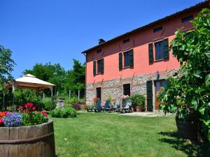 Tuscan Farmhouse in Castiglione di Garfagnana with Garden
