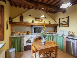 Tuscan Farmhouse in Castiglione di Garfagnana with Garden