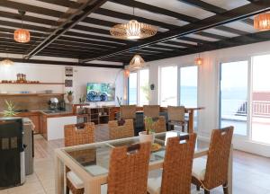 Balai Isla Entire Hilltop Home