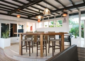 Balai Isla Entire Hilltop Home