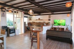 Balai Isla Entire Hilltop Home