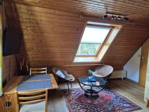 Spitzbodennest am Wald